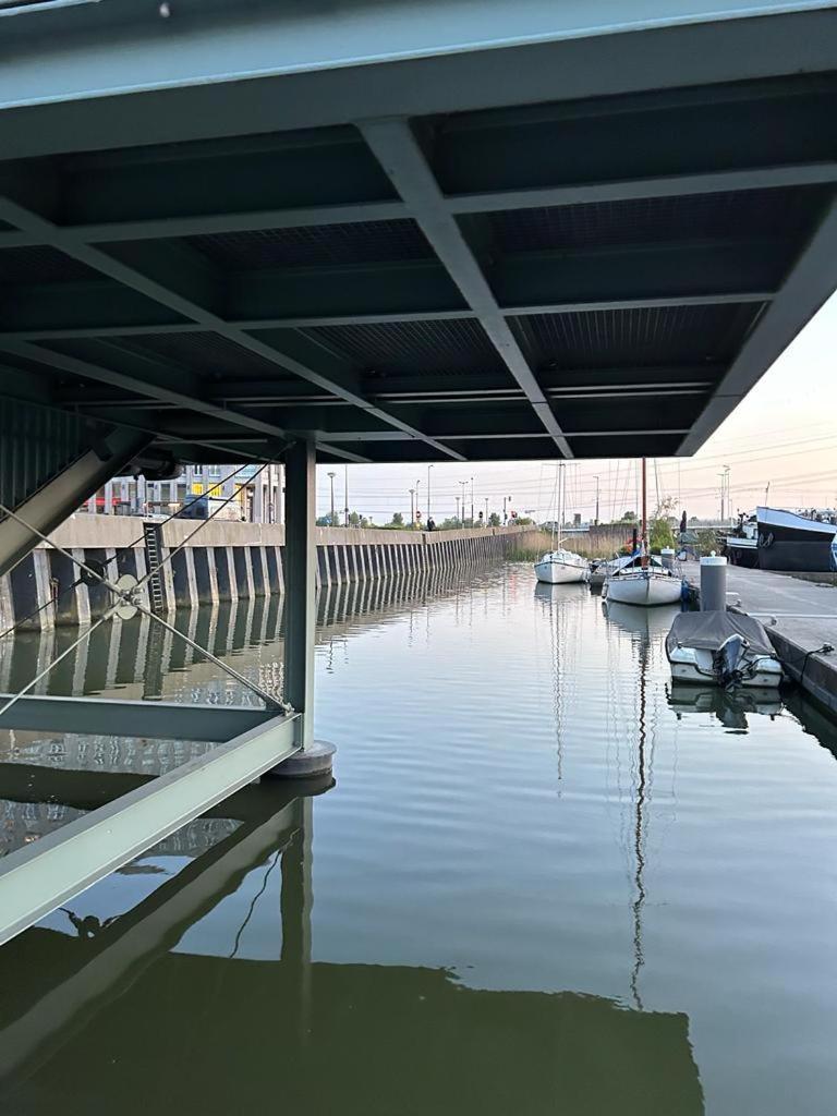 ホテル Euphrate Houseboat アムステルダム エクステリア 写真